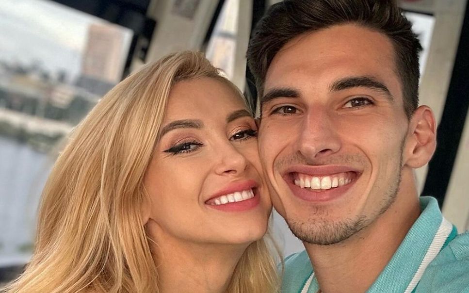 Andreea Bălan și Victor Cornea au ajuns &icirc;n fața altarului? Artista a elucidat misterul și a spus de ce este trecută &bdquo;Andreea Cornea&rdquo;: &bdquo;Mă trece soție&rdquo;